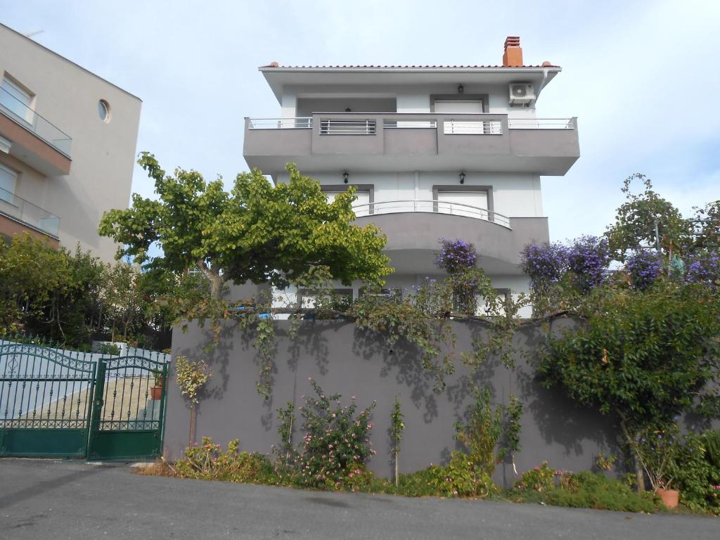 a building with a balcony on top of a fence at Villa Rafailia in Skala Marion