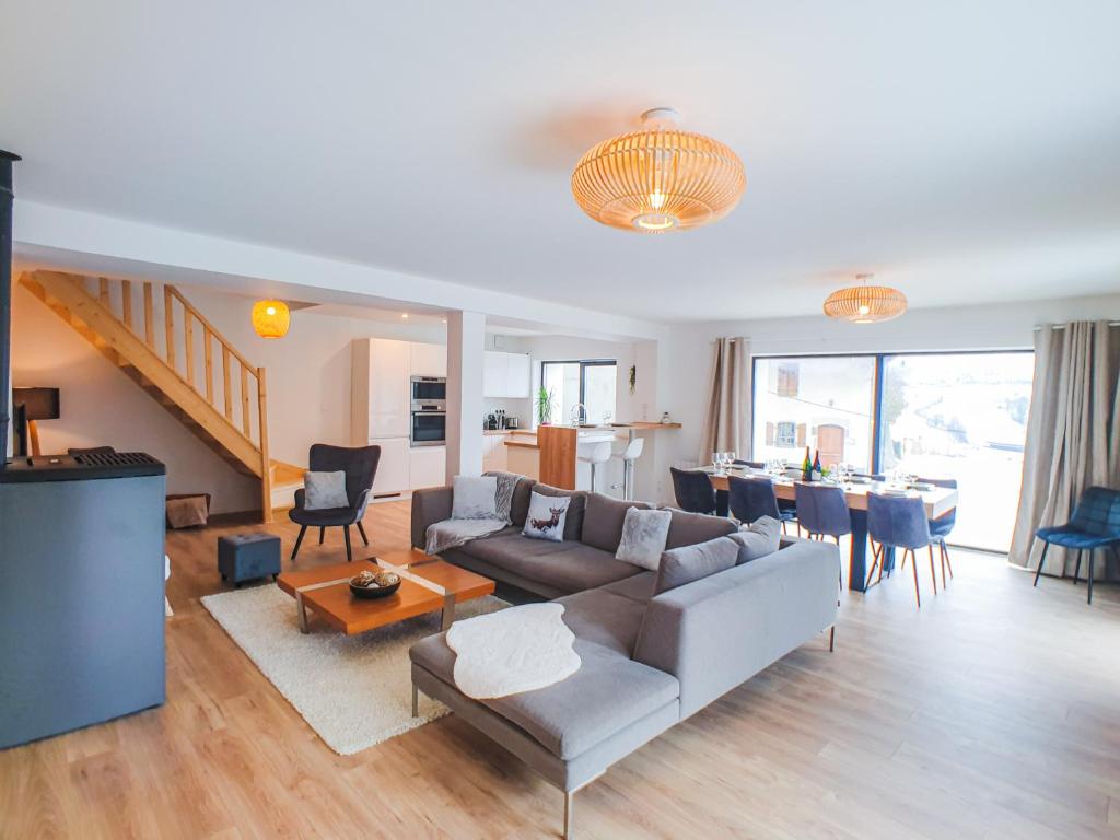 un salon avec un canapé et une table dans l'établissement Chez Tonton, à La Muraz