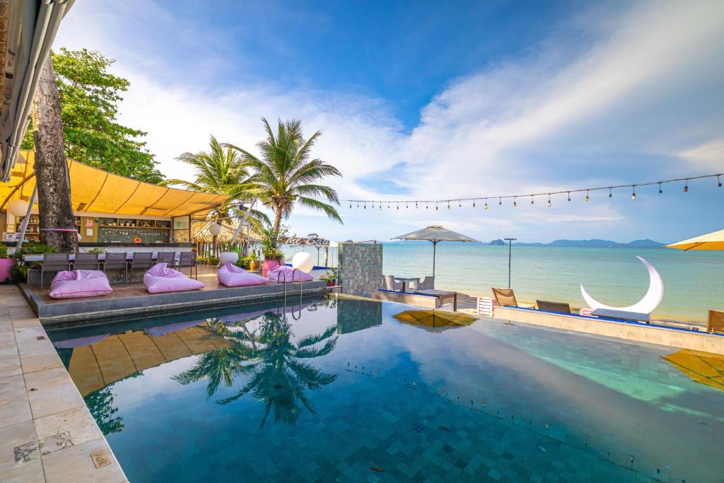 Bazén v ubytování Phuket Moonlit Bay Seaview Resort & Spa nebo v jeho okolí