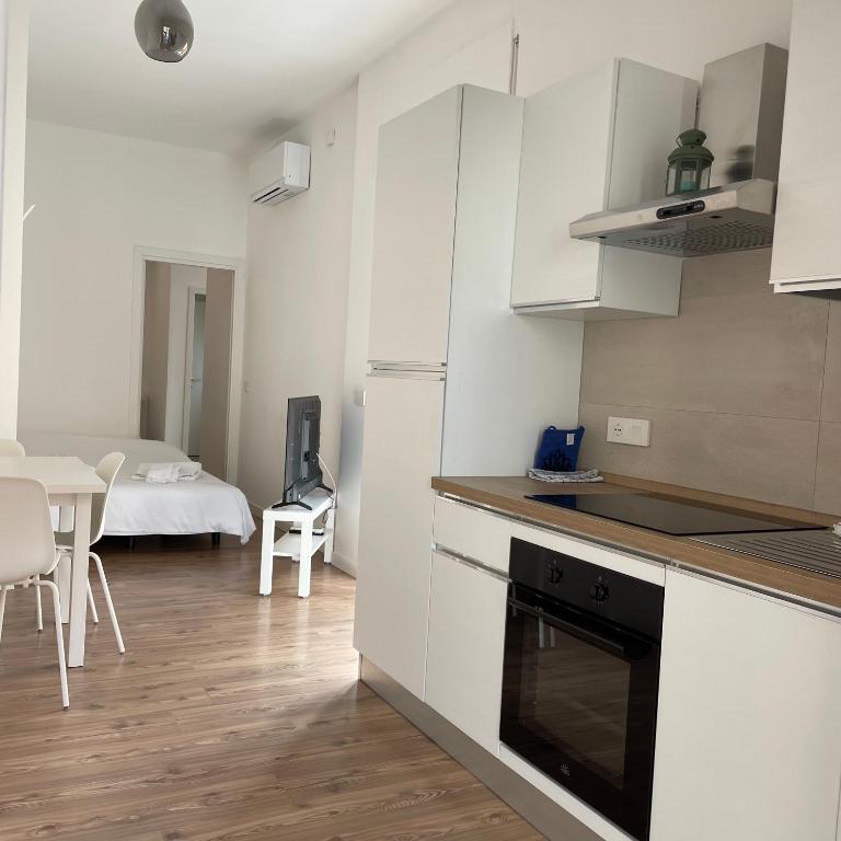 una cucina con un frigorifero bianco e un tavolo di Tarantè a Napoli