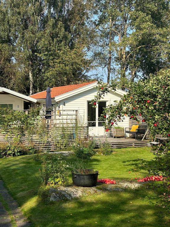 Zahrada ubytování Lillebo - Idyllisk stuga med närhet till hav och stad