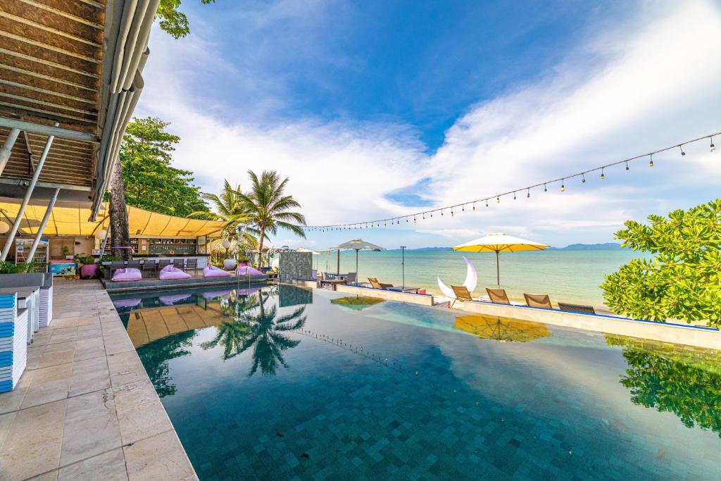 Bazén v ubytování Phuket Moonlit Bay Seaview Resort & Spa nebo v jeho okolí