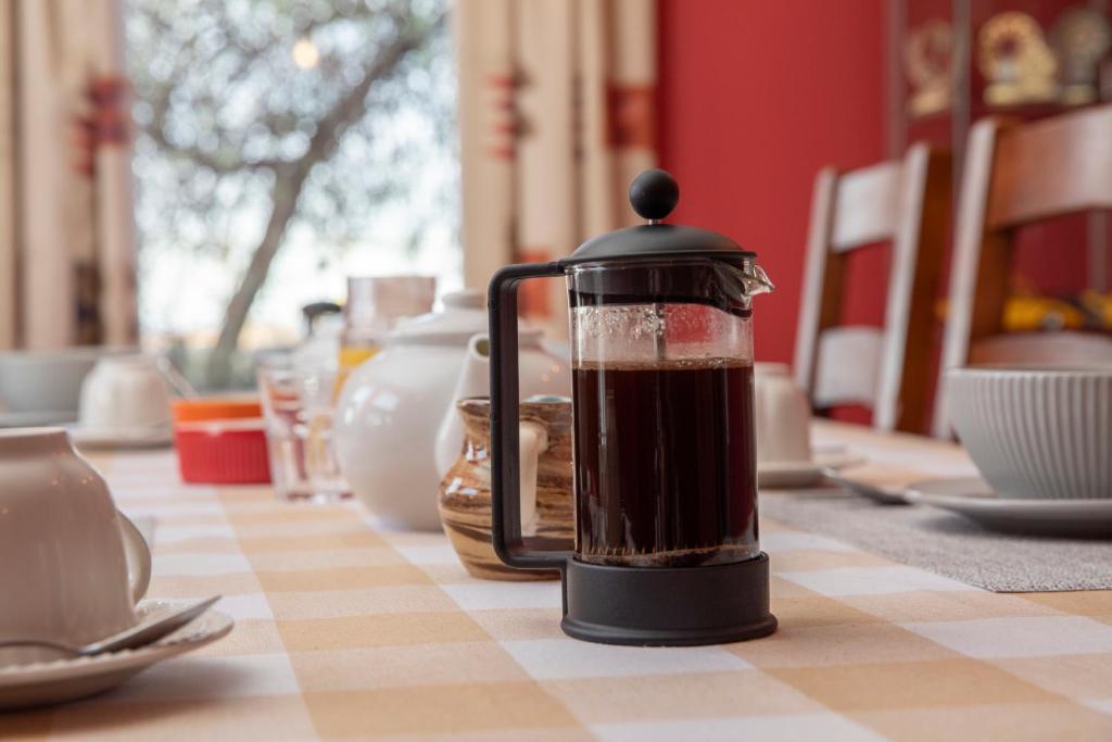 Příslušenství pro přípravu čaje a kávy v ubytování Crossroads Bed and Breakfast