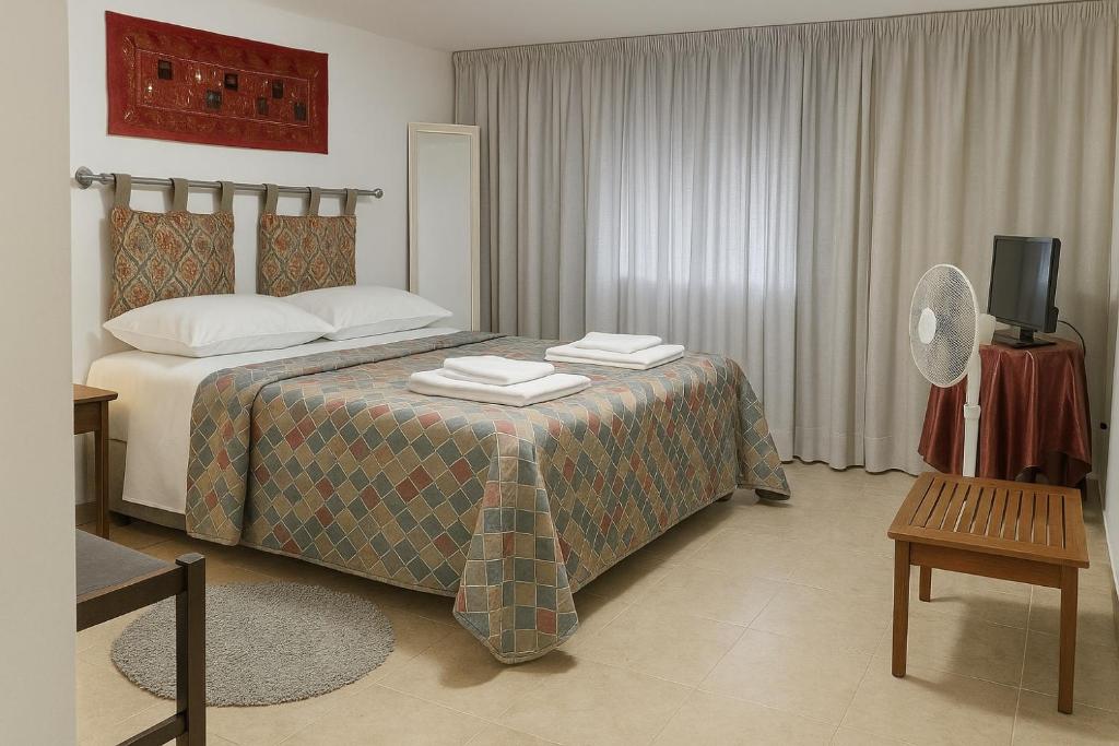 pokój hotelowy z łóżkiem i telewizorem w obiekcie SEGESTA - Le Bouquet w mieście Salemi