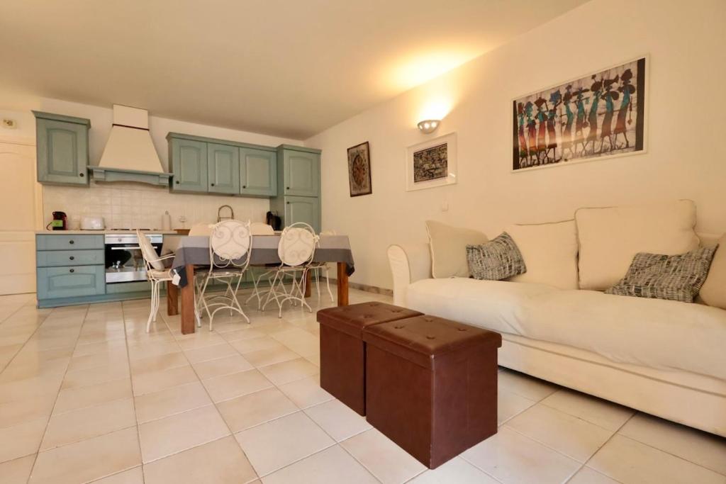 un salon avec un canapé et une table dans l'établissement Villa Este Family, 4 pers, parking, piscine, à Antibes