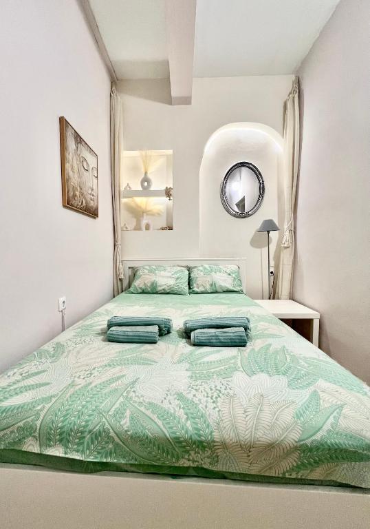 Posteľ alebo postele v izbe v ubytovaní SERENITY yard apartment
