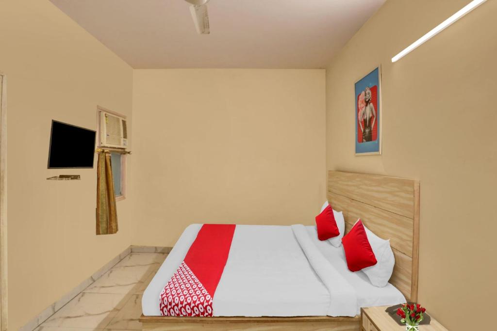 Postel nebo postele na pokoji v ubytování Hotel O Raas Near Hira Sweet