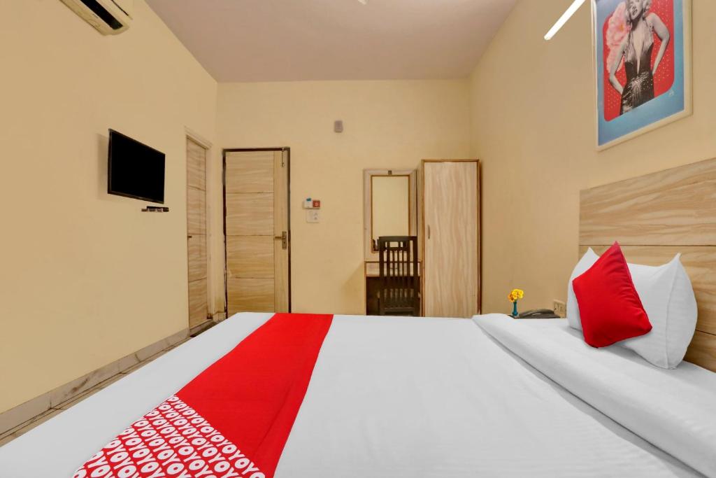 Postel nebo postele na pokoji v ubytování Hotel O Raas Near Hira Sweet