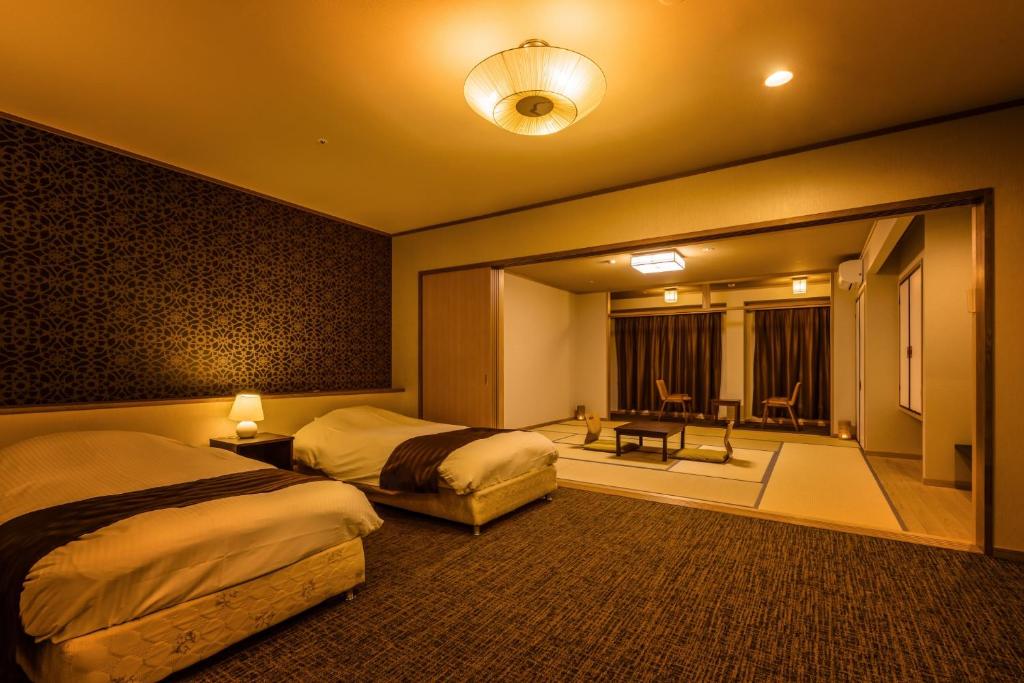 Postel nebo postele na pokoji v ubytování Ooedo Onsen Monogatari Premium Shirahama Saichoraku