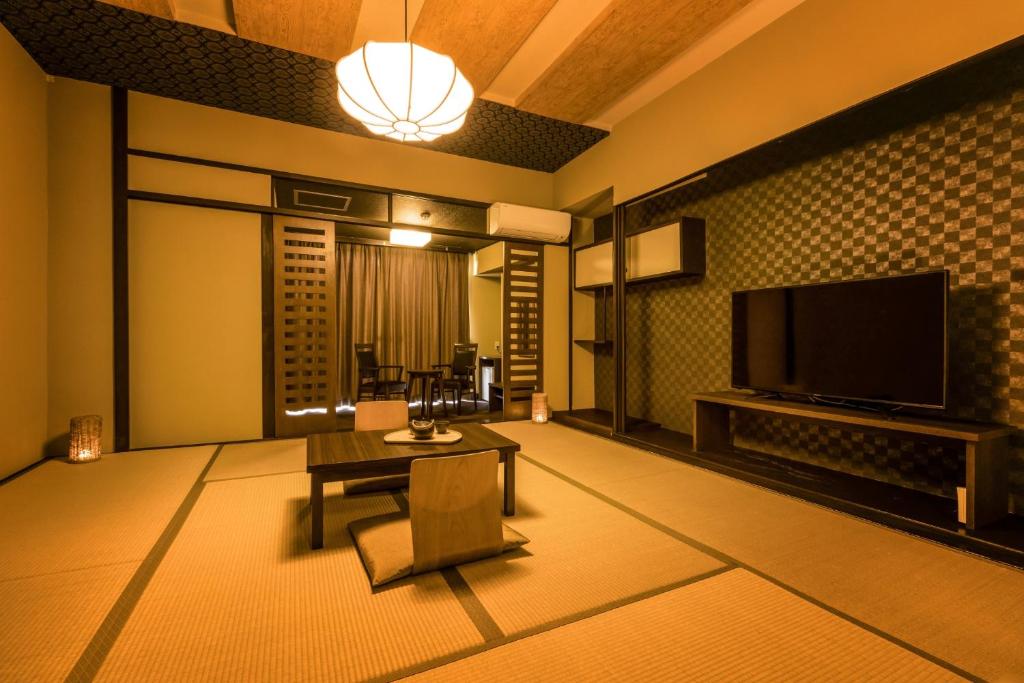 TV a/nebo společenská místnost v ubytování Ooedo Onsen Monogatari Premium Shirahama Saichoraku