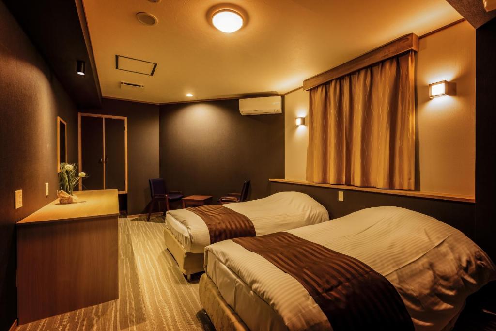 Postel nebo postele na pokoji v ubytování Ooedo Onsen Monogatari Premium Shirahama Saichoraku