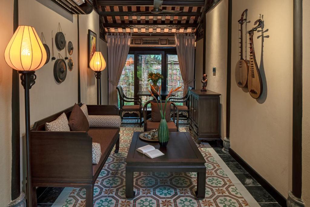 Khu vực ghế ngồi tại Ancient Huế Garden Houses