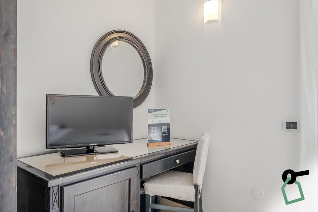 TV a/nebo společenská místnost v ubytování HOTIDAY Room Collection - Porto Azzurro
