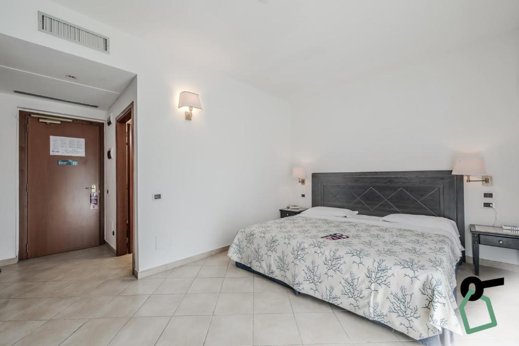 Postel nebo postele na pokoji v ubytování HOTIDAY Room Collection - Porto Azzurro