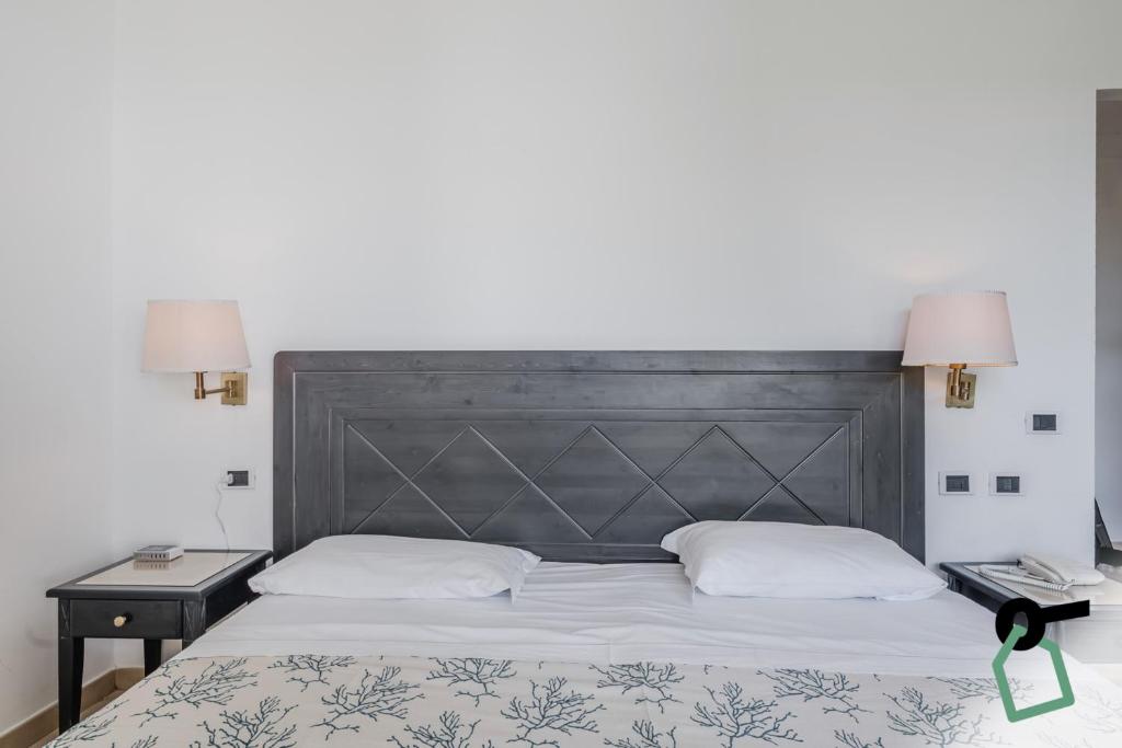 Postel nebo postele na pokoji v ubytování HOTIDAY Room Collection - Porto Azzurro