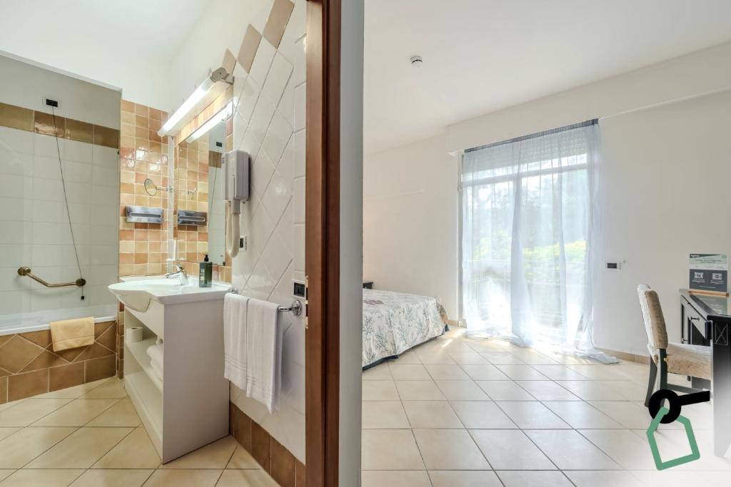 Kuchyň nebo kuchyňský kout v ubytování HOTIDAY Room Collection - Porto Azzurro
