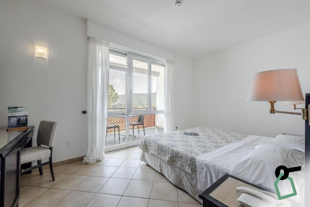 Postel nebo postele na pokoji v ubytování HOTIDAY Room Collection - Porto Azzurro