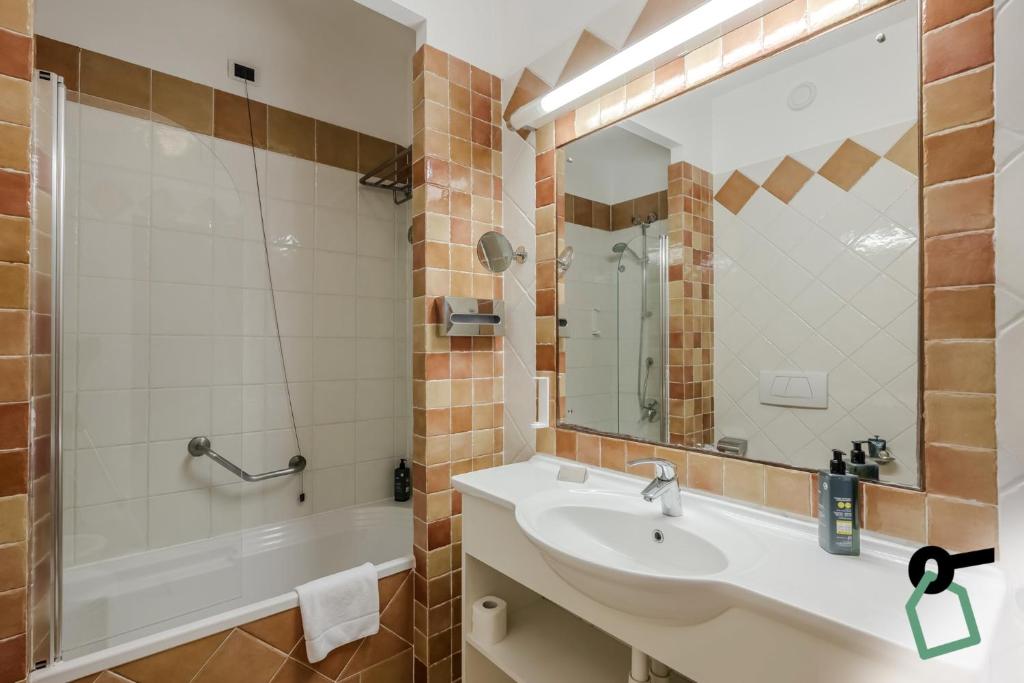Koupelna v ubytování HOTIDAY Room Collection - Porto Azzurro