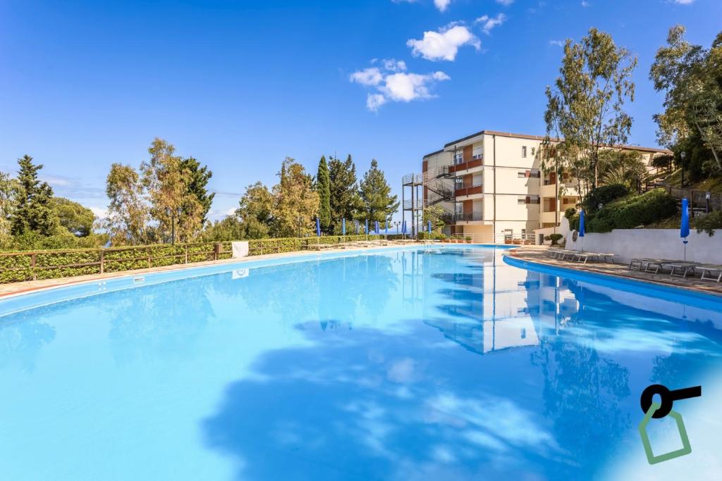Bazén v ubytování HOTIDAY Room Collection - Porto Azzurro nebo v jeho okolí