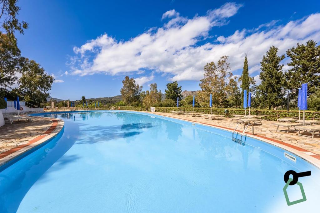 Bazén v ubytování HOTIDAY Room Collection - Porto Azzurro nebo v jeho okolí