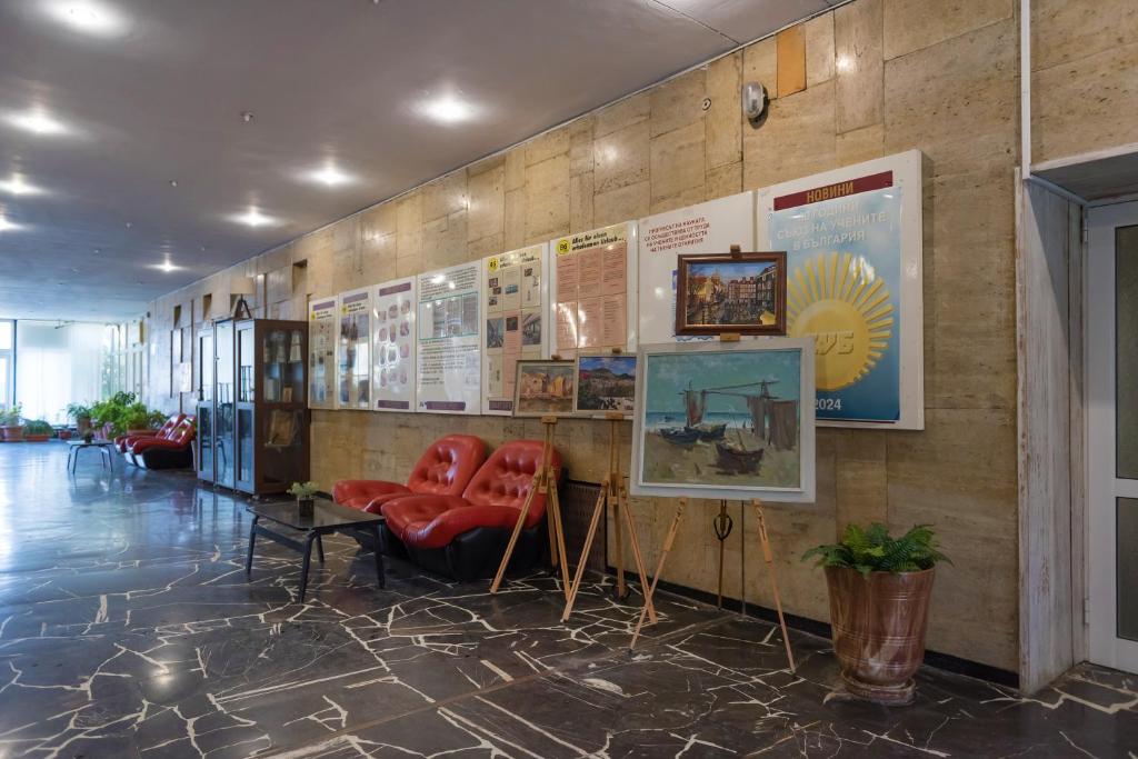 Kép International Home of Scientists Joliot Curie szállásáról Szent Konstantin és Elenában a galériában