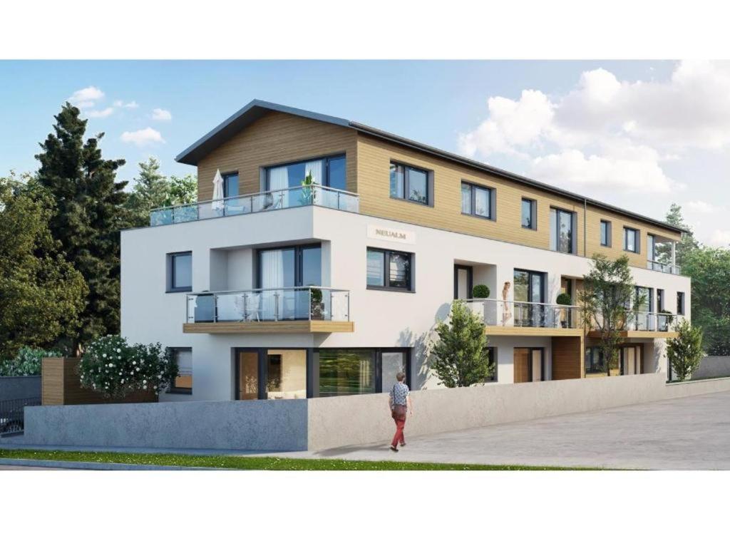 człowiek stojący przed budynkiem w obiekcie Apartment SCHLADMING - Neualm center w Schladming