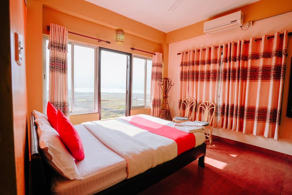 Rúm í herbergi á Hotel August International
