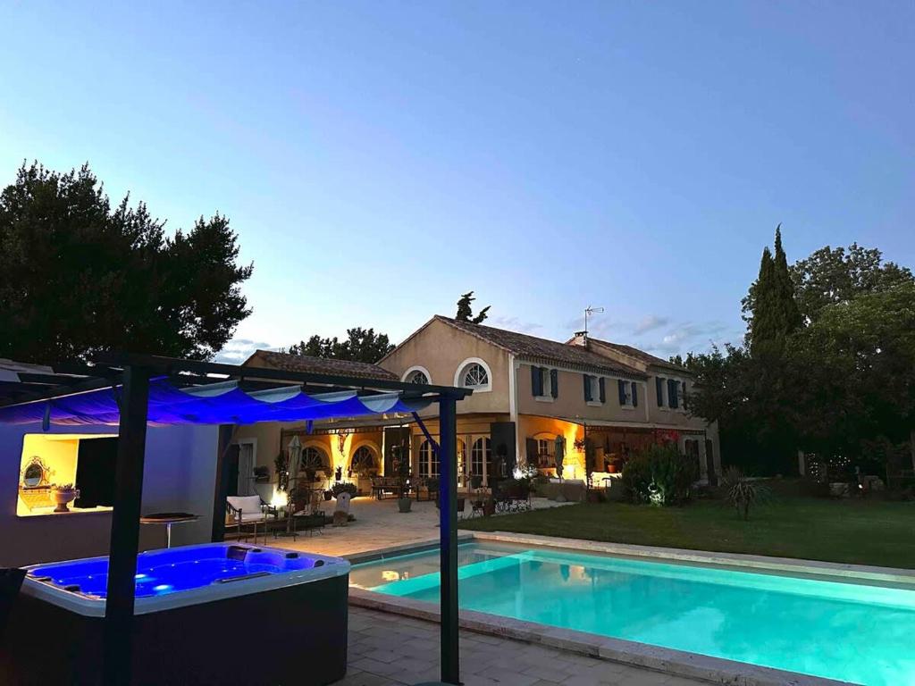 une maison avec une piscine devant une maison dans l'établissement Sublime villa climatisée Arles, à Arles