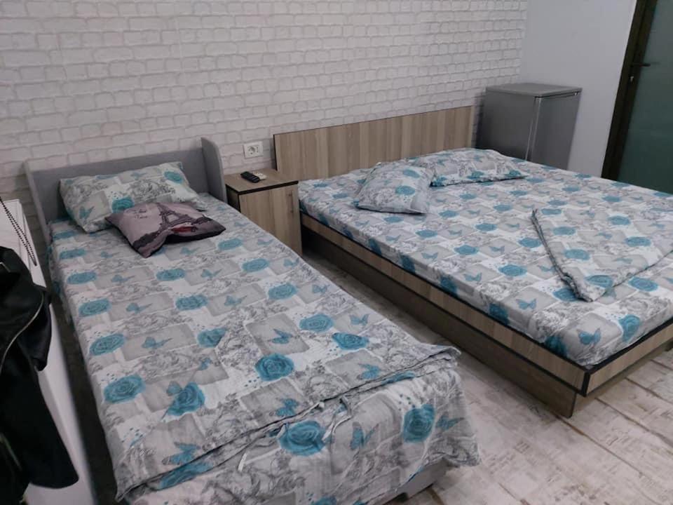 two beds sitting next to each other in a room at Casa Elena in Constanţa