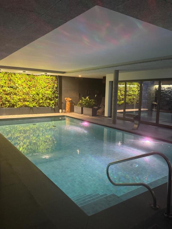 Bazén v ubytování Hôtel WELLNESS EAU DE ROCHE Durbuy nebo v jeho okolí