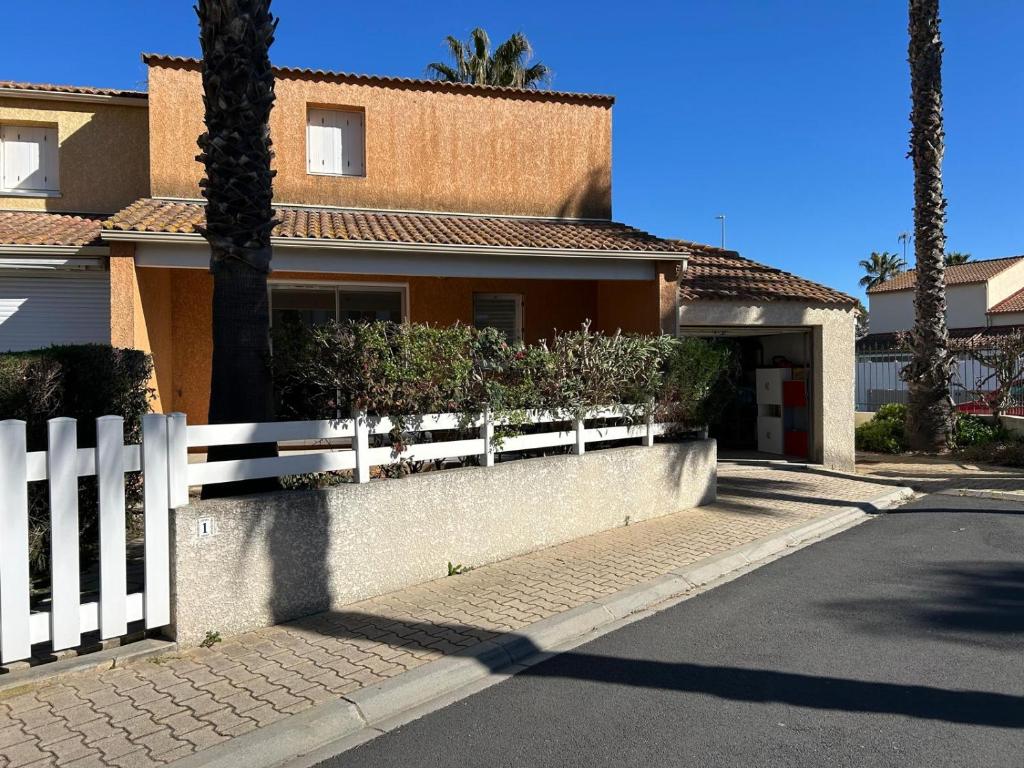 Lyo pavillon في فالراس بلاج: سور أبيض أمام المنزل