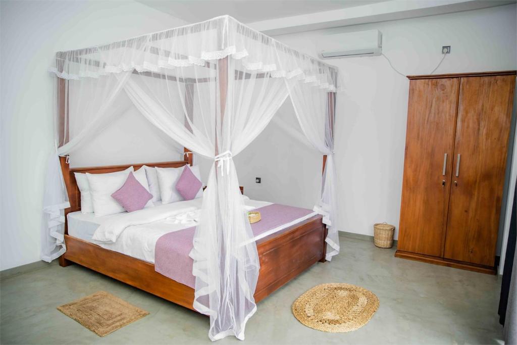 Postel nebo postele na pokoji v ubytování Hirigala Beach Resort