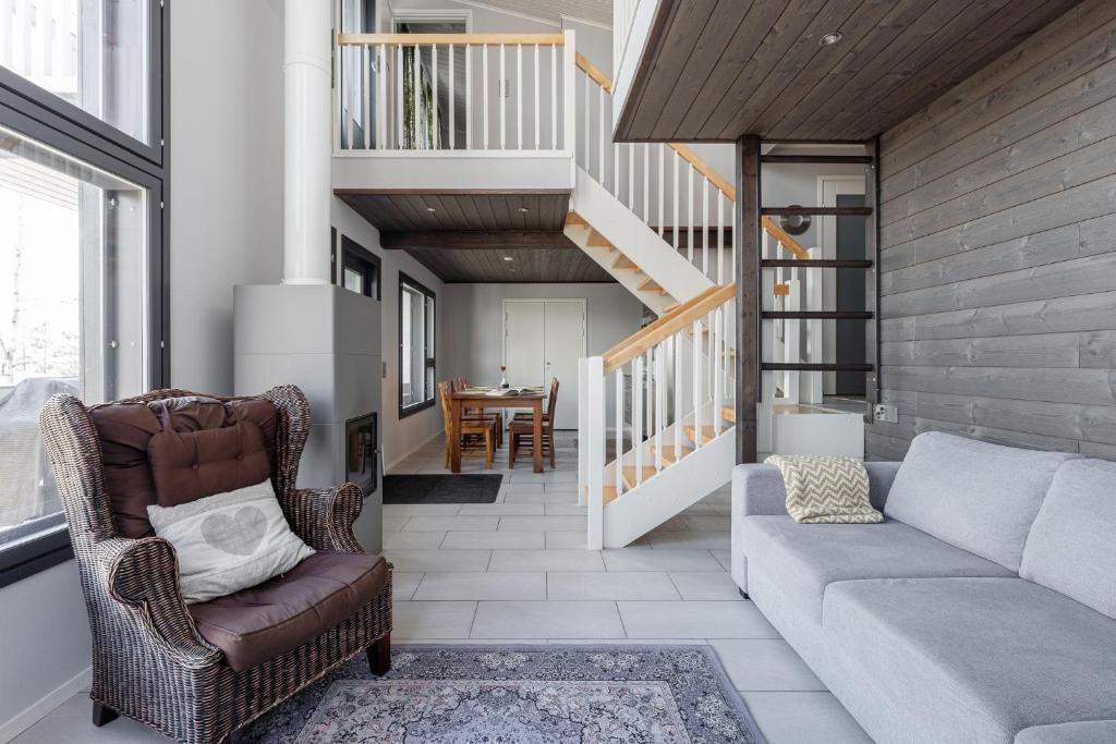 Χώρος καθιστικού στο Spacious & Cozy 2BR Cabin at Riihivuori Peak