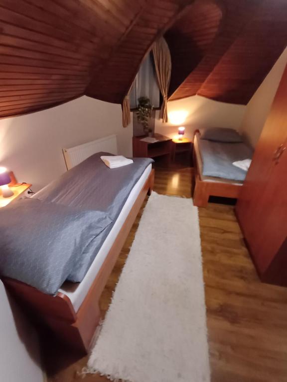 a bedroom with a bed and a table and a couch at Vozi Rooms in Méhkerék