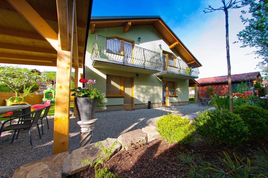 una casa con balcón y patio en Willa Nowa Osada, en Wisła