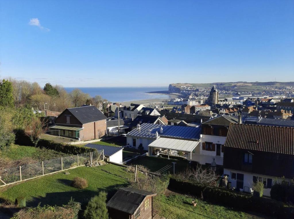 Une ville avec des maisons et l'océan en arrière-plan dans l'établissement Maison avec vue panoramique mer, au Tréport