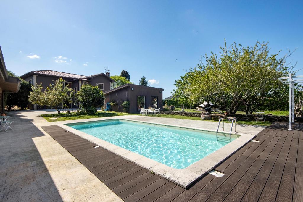 a swimming pool in a yard with a house at Casa Chocolate in Porto