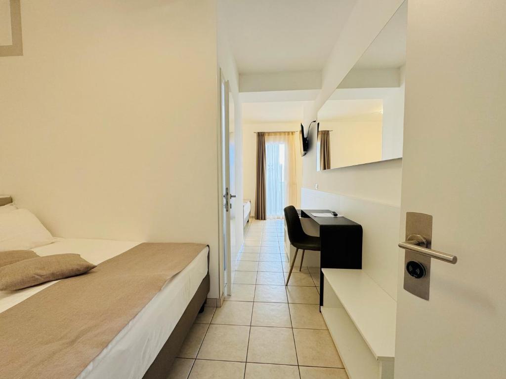 Hotel Lux - Habitación Triple Con Vista Parcial Al Mar