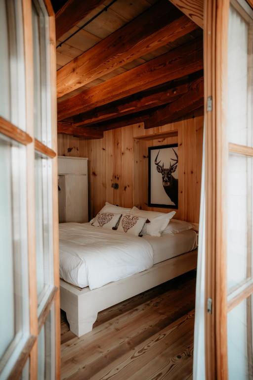 Postel nebo postele na pokoji v ubytování Hammerack Hotel