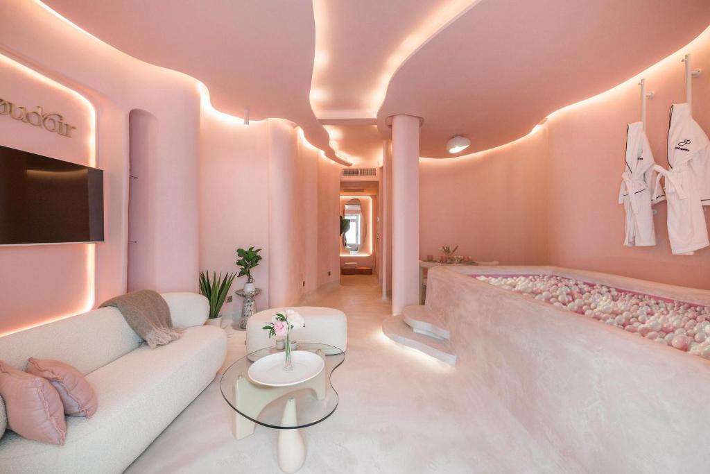 un salon avec un canapé et une table dans l'établissement Le Boudoir Iconic 4 guests Cannes, à Cannes