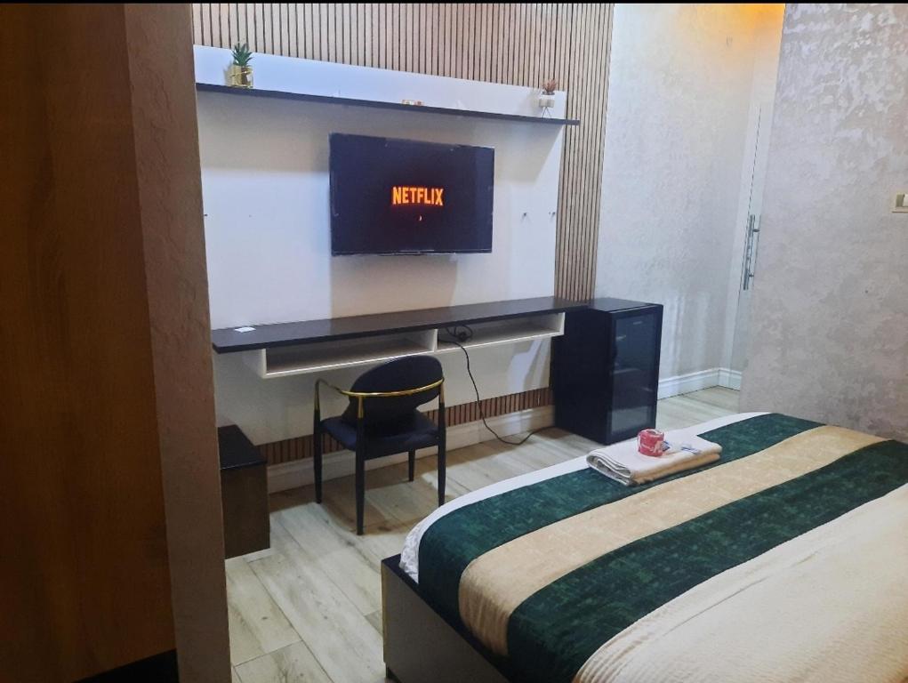 TV a/nebo společenská místnost v ubytování Norvits Hotel Asaba