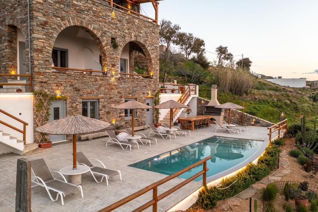 a resort with a swimming pool and chairs and umbrellas at Villa Papa in Glinádhon