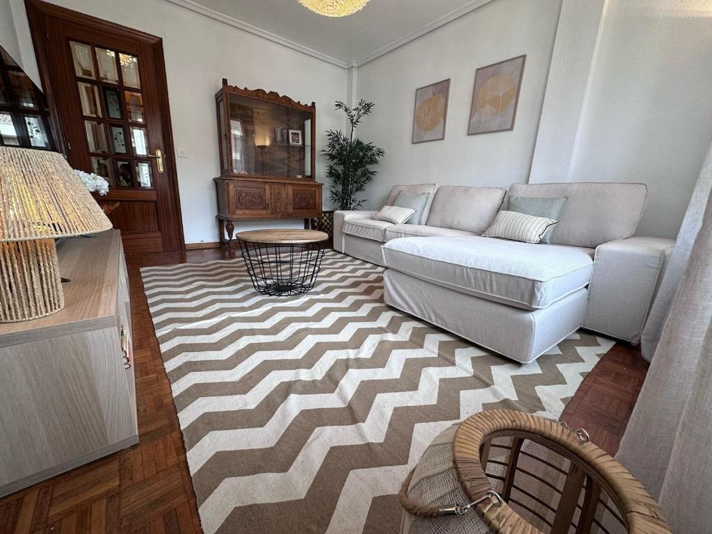 un soggiorno con un divano e un tavolo di AtuaireHome Descubre las Merindades a Villarcayo