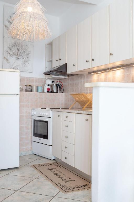 A kitchen or kitchenette at Amelie Suites Mykonos