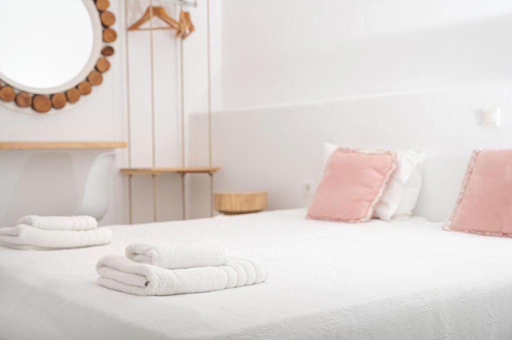 A bed or beds in a room at Amelie Suites Mykonos