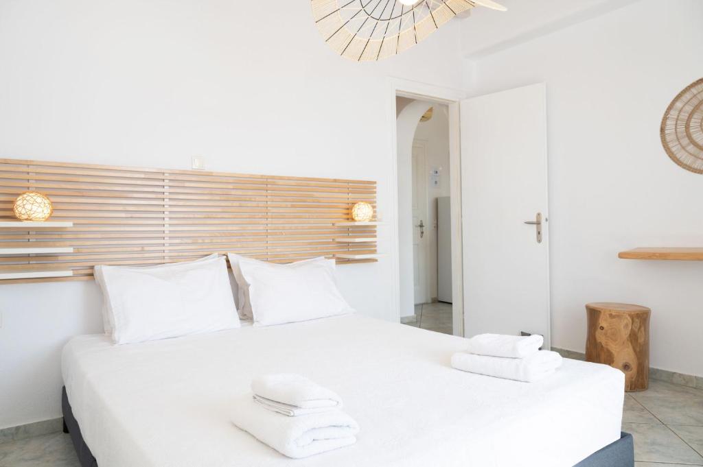 A bed or beds in a room at Amelie Suites Mykonos