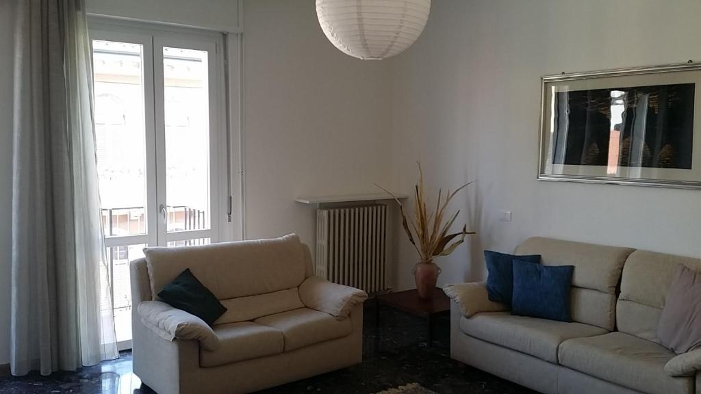 una sala de estar con 2 sofás y una ventana en Casa Farinati 3, en Verona