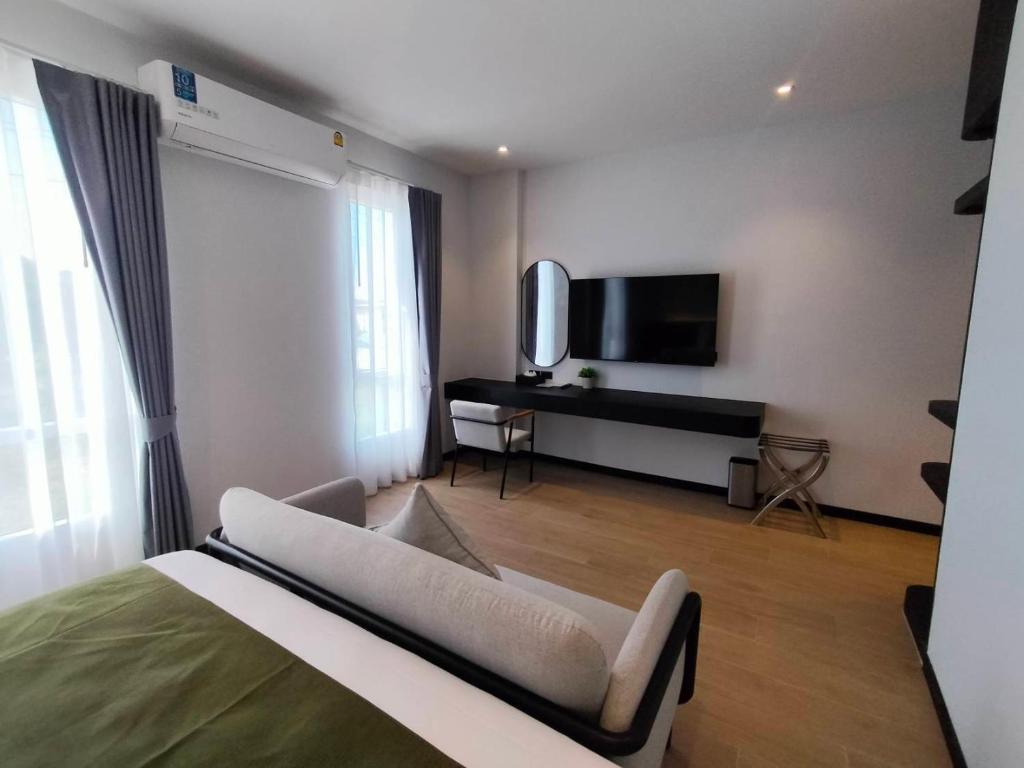 TV a/nebo společenská místnost v ubytování Hotel Whitt Hua Hin