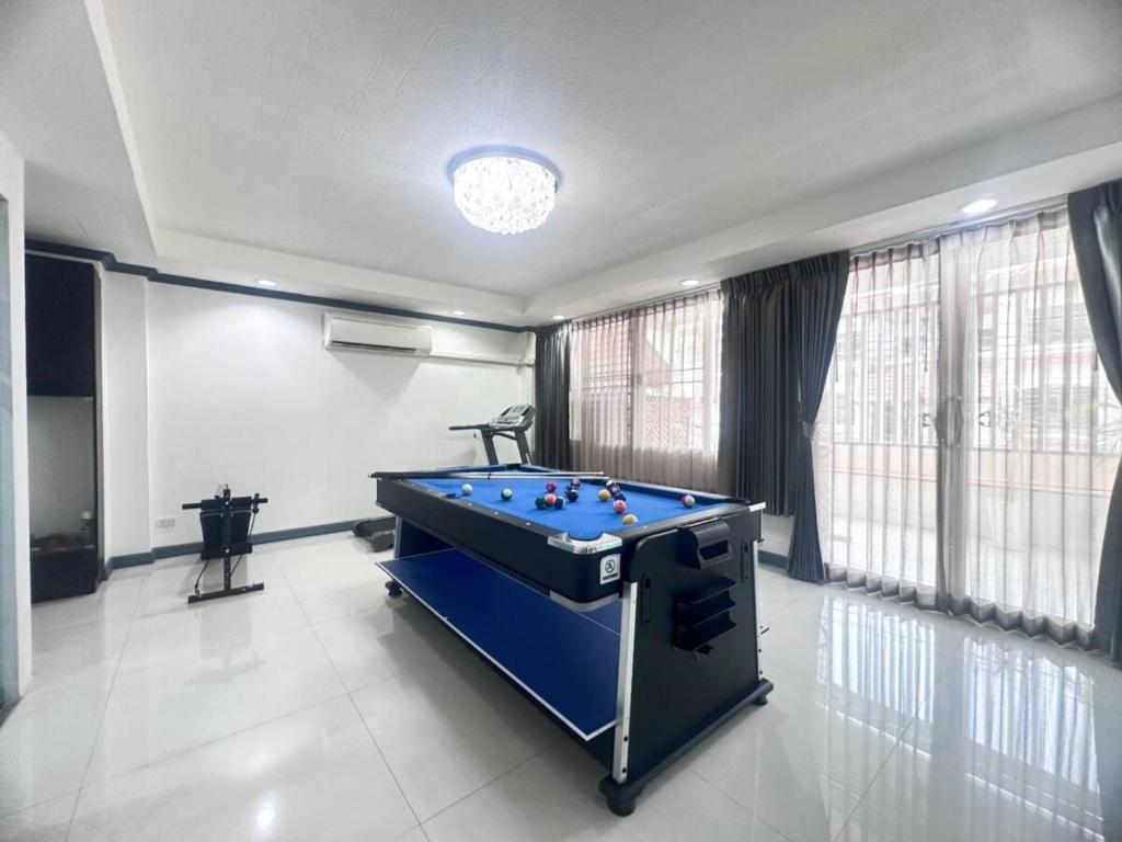 een grote kamer met een pooltafel. bij Ten Place at Srinakarin in Bangkok
