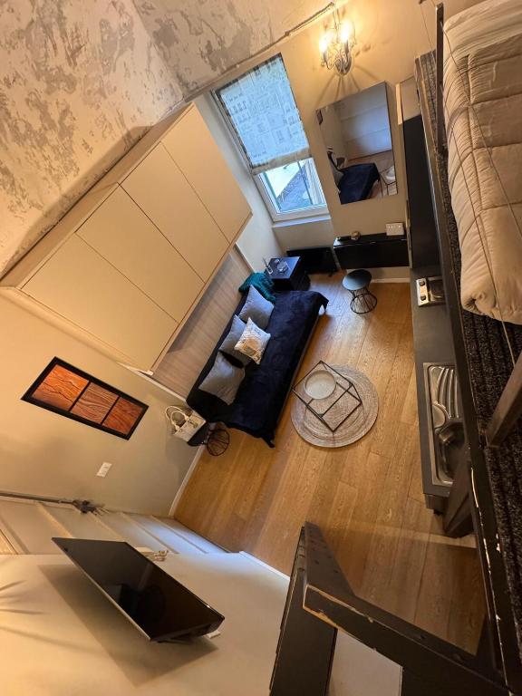 an overhead view of a living room with a couch at Via Corradi in Sanremo